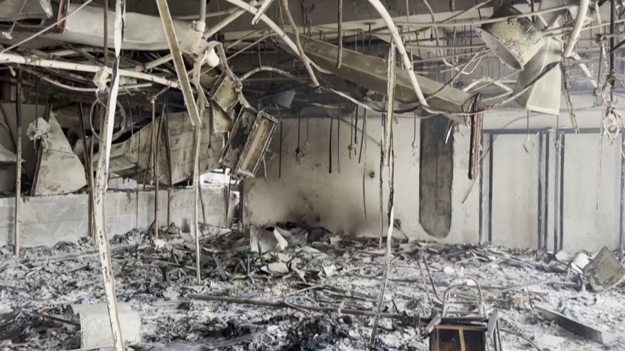 Cảnh tượng tan hoang bên trong và ngoài trụ sở quốc hội Nepal do bạo loạn